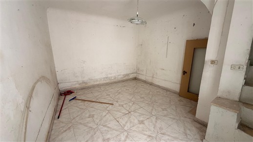 Casa Indipendente Su 3 Livelli Oltre Locale Al Piano Terra e Cantina.